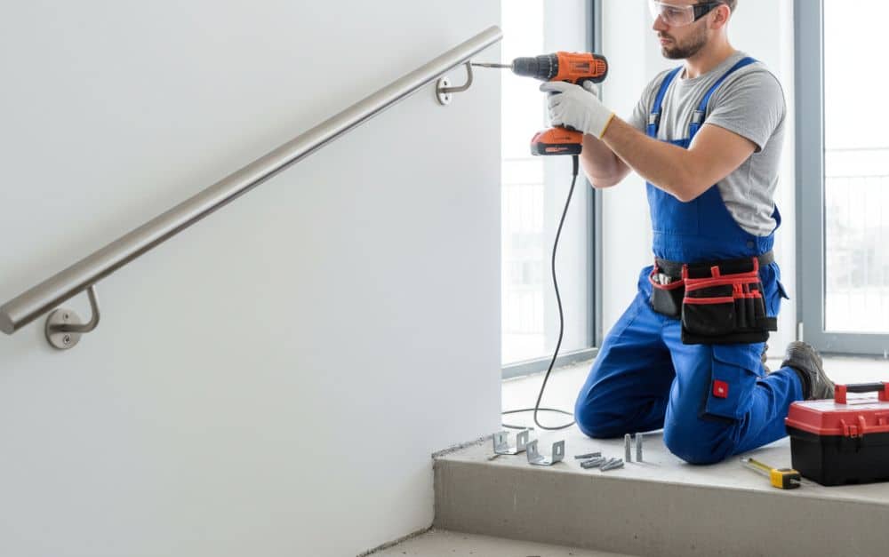 Handläufe aus Edelstahl montieren – so gelingt eine sichere Befestigung